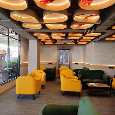 Hotel Sifat International Surat Bagian luar foto