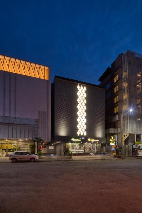 Hotel Sifat International Surat Bagian luar foto