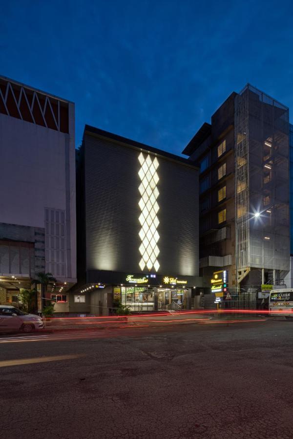 Hotel Sifat International Surat Bagian luar foto