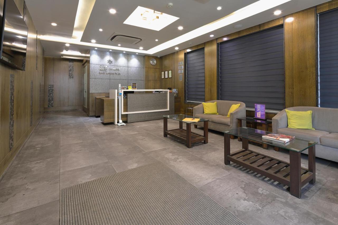 Hotel Sifat International Surat Bagian luar foto