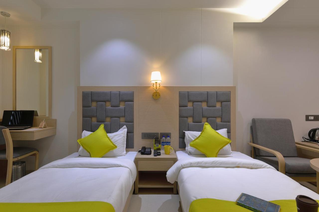 Hotel Sifat International Surat Bagian luar foto