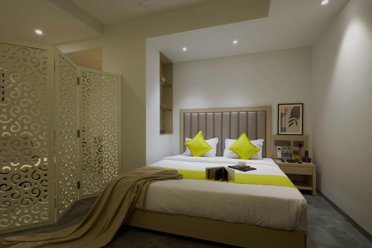 Hotel Sifat International Surat Bagian luar foto