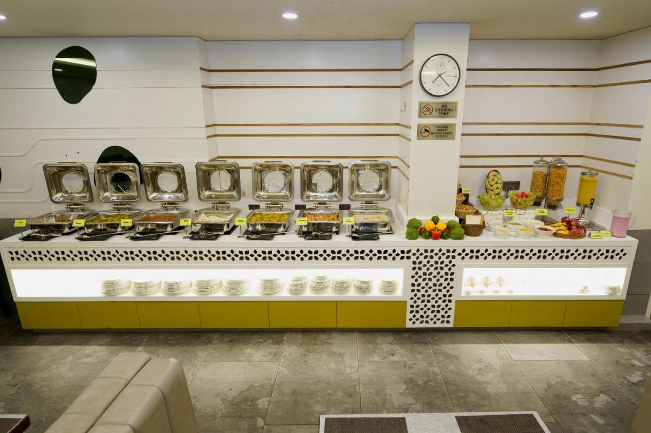 Hotel Sifat International Surat Bagian luar foto
