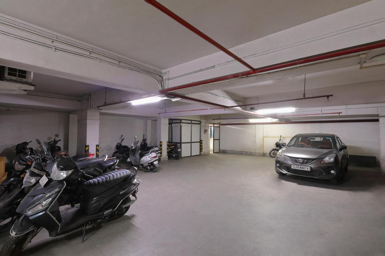 Hotel Sifat International Surat Bagian luar foto