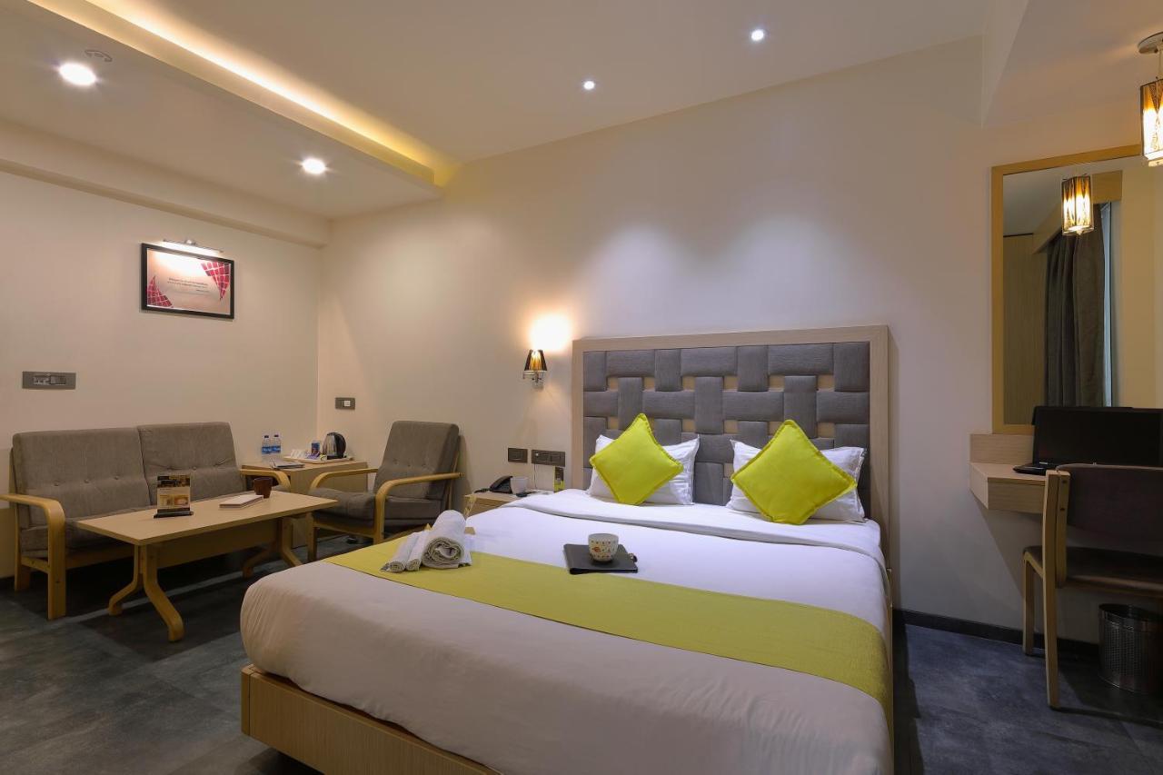 Hotel Sifat International Surat Bagian luar foto