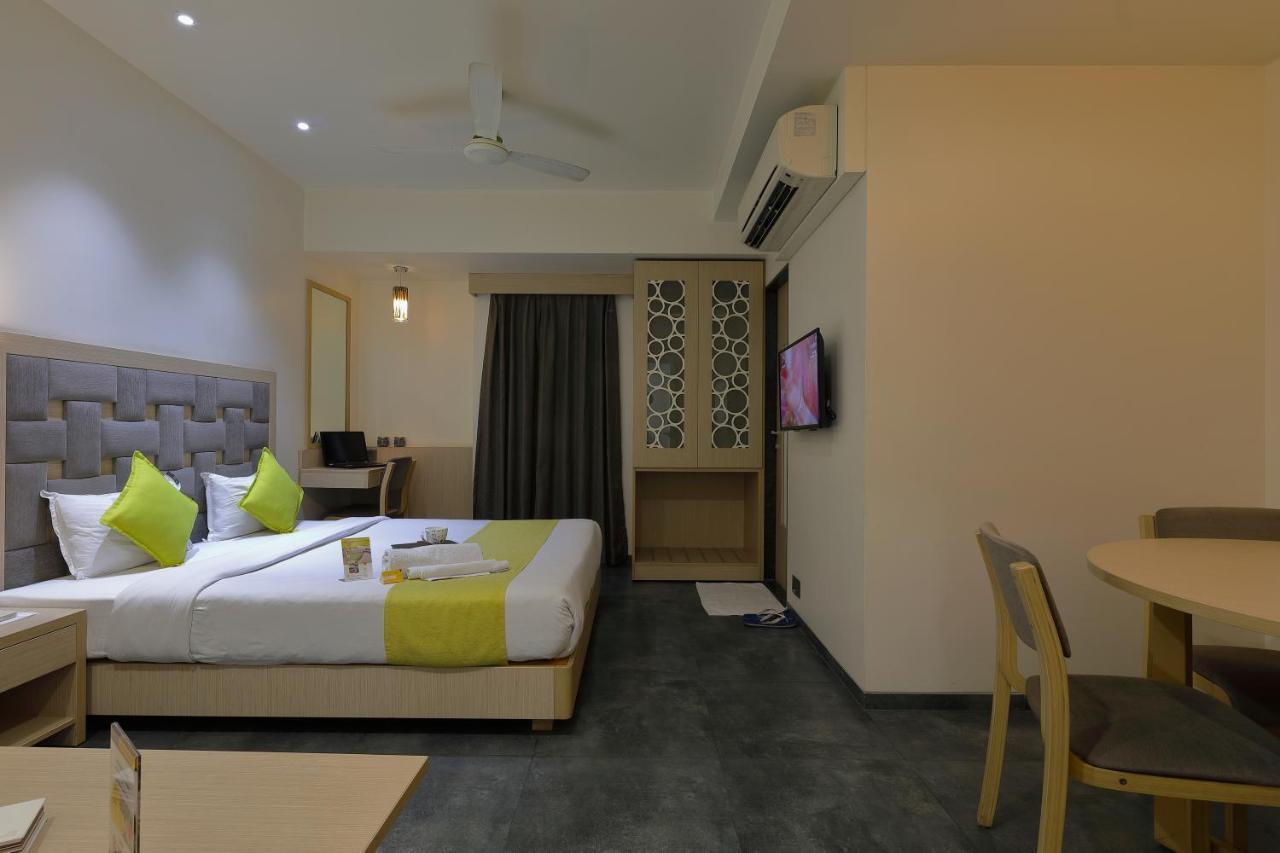 Hotel Sifat International Surat Bagian luar foto