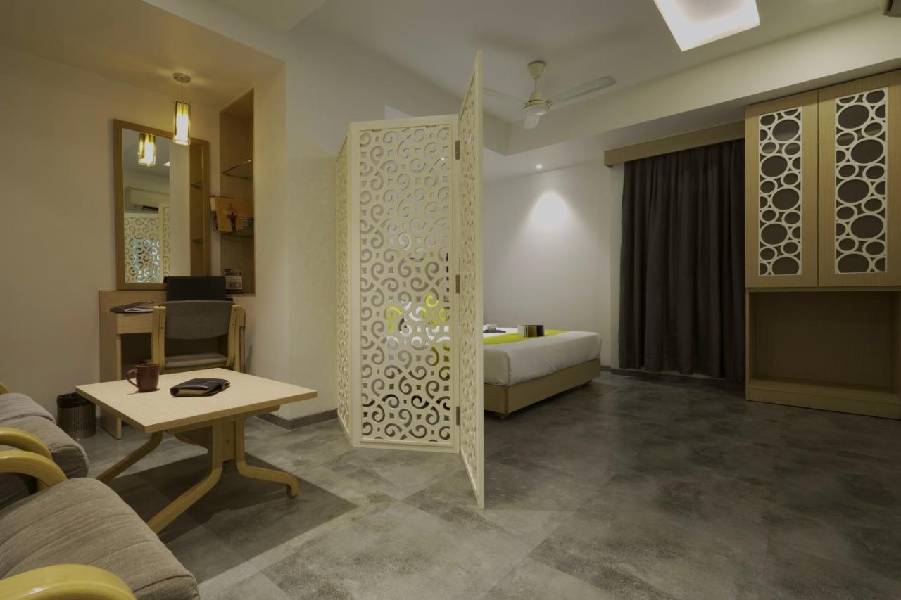 Hotel Sifat International Surat Bagian luar foto