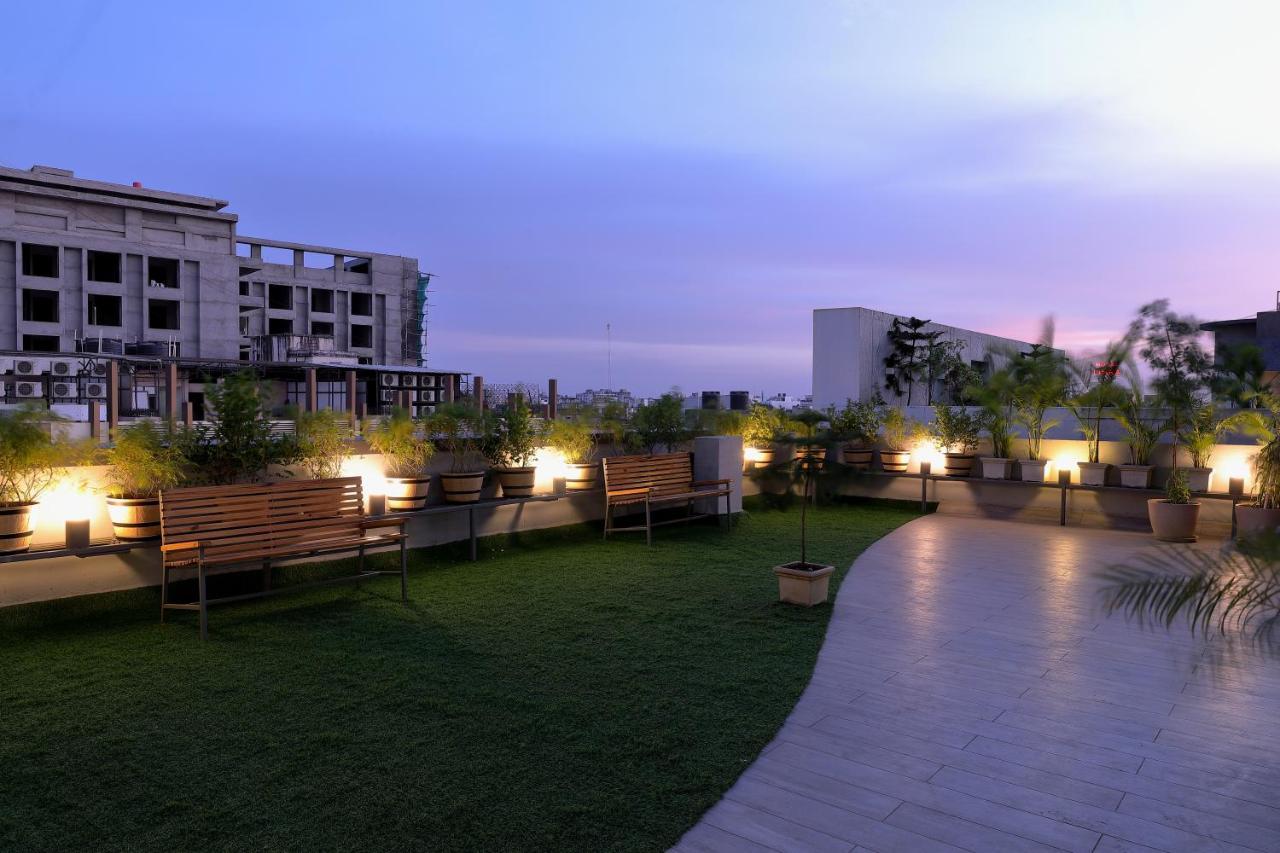 Hotel Sifat International Surat Bagian luar foto