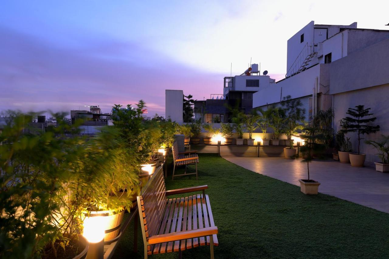 Hotel Sifat International Surat Bagian luar foto