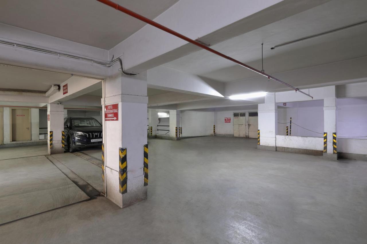 Hotel Sifat International Surat Bagian luar foto