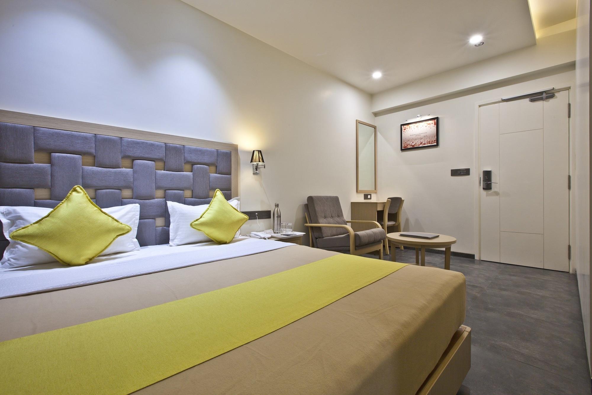 Hotel Sifat International Surat Bagian luar foto
