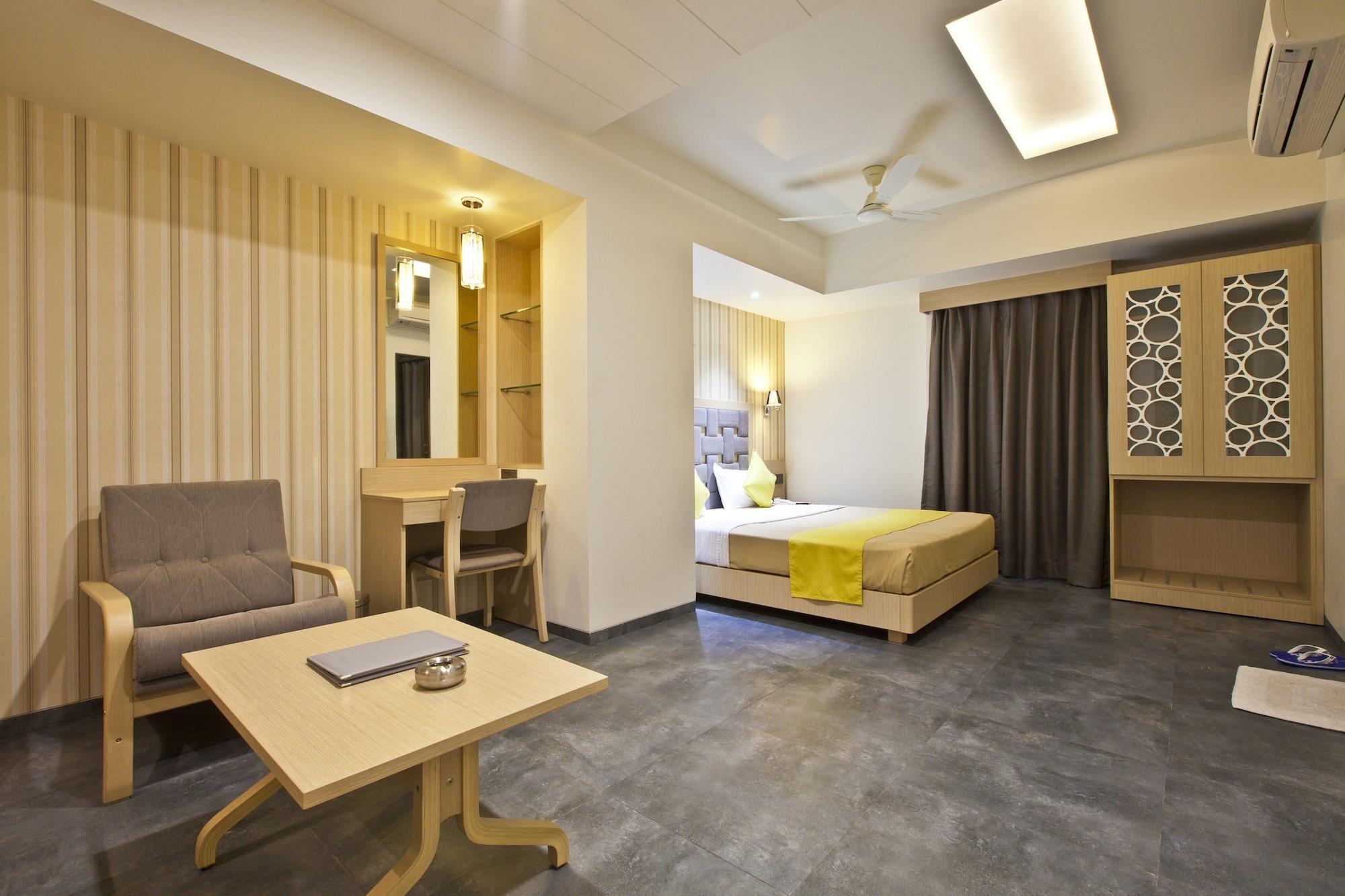 Hotel Sifat International Surat Bagian luar foto