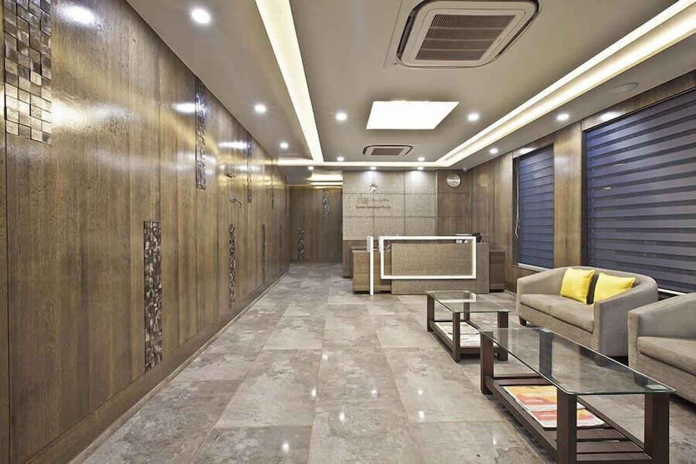 Hotel Sifat International Surat Bagian luar foto