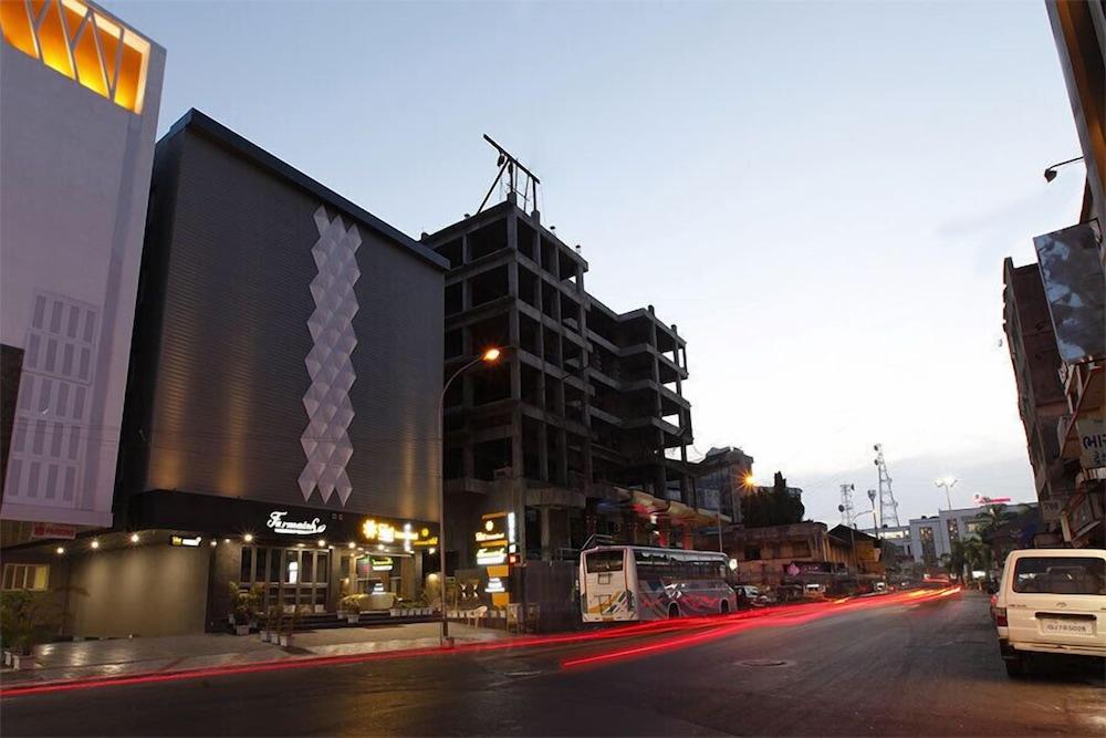 Hotel Sifat International Surat Bagian luar foto