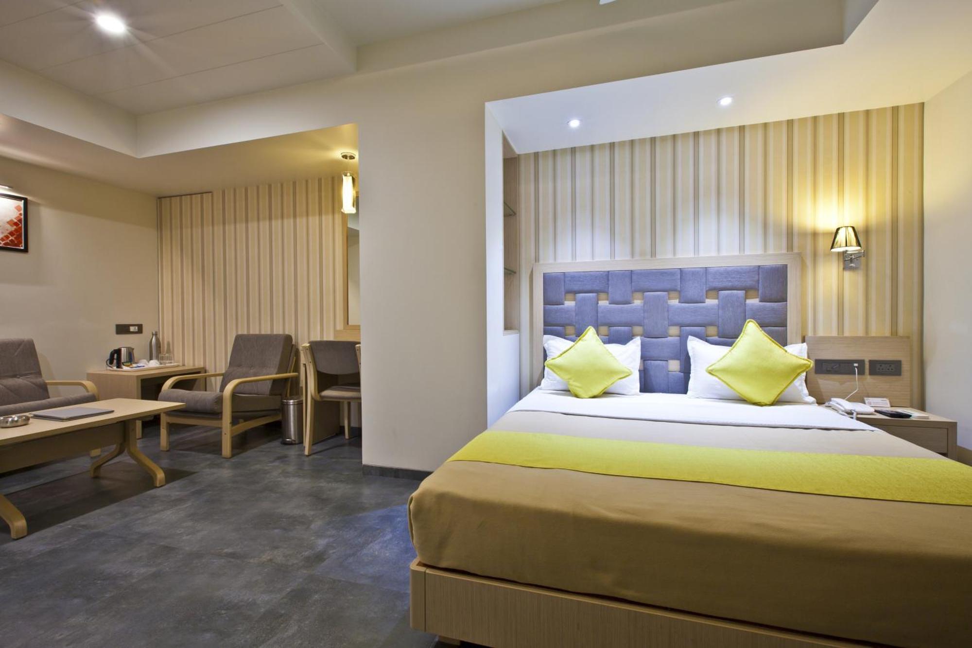 Hotel Sifat International Surat Bagian luar foto