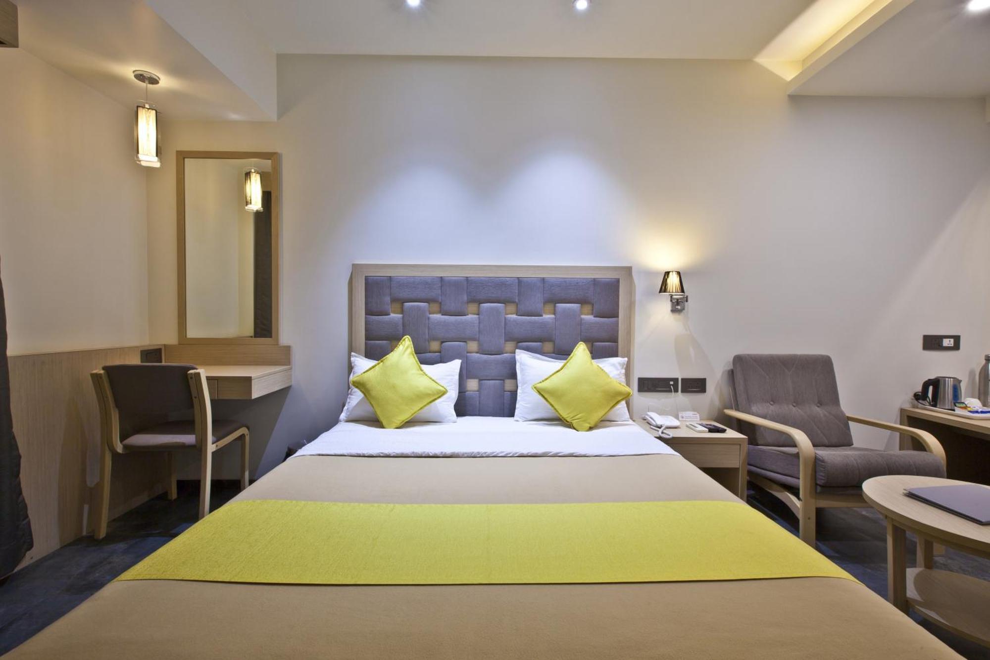 Hotel Sifat International Surat Bagian luar foto