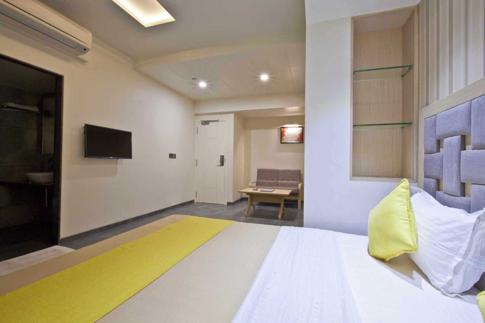 Hotel Sifat International Surat Bagian luar foto