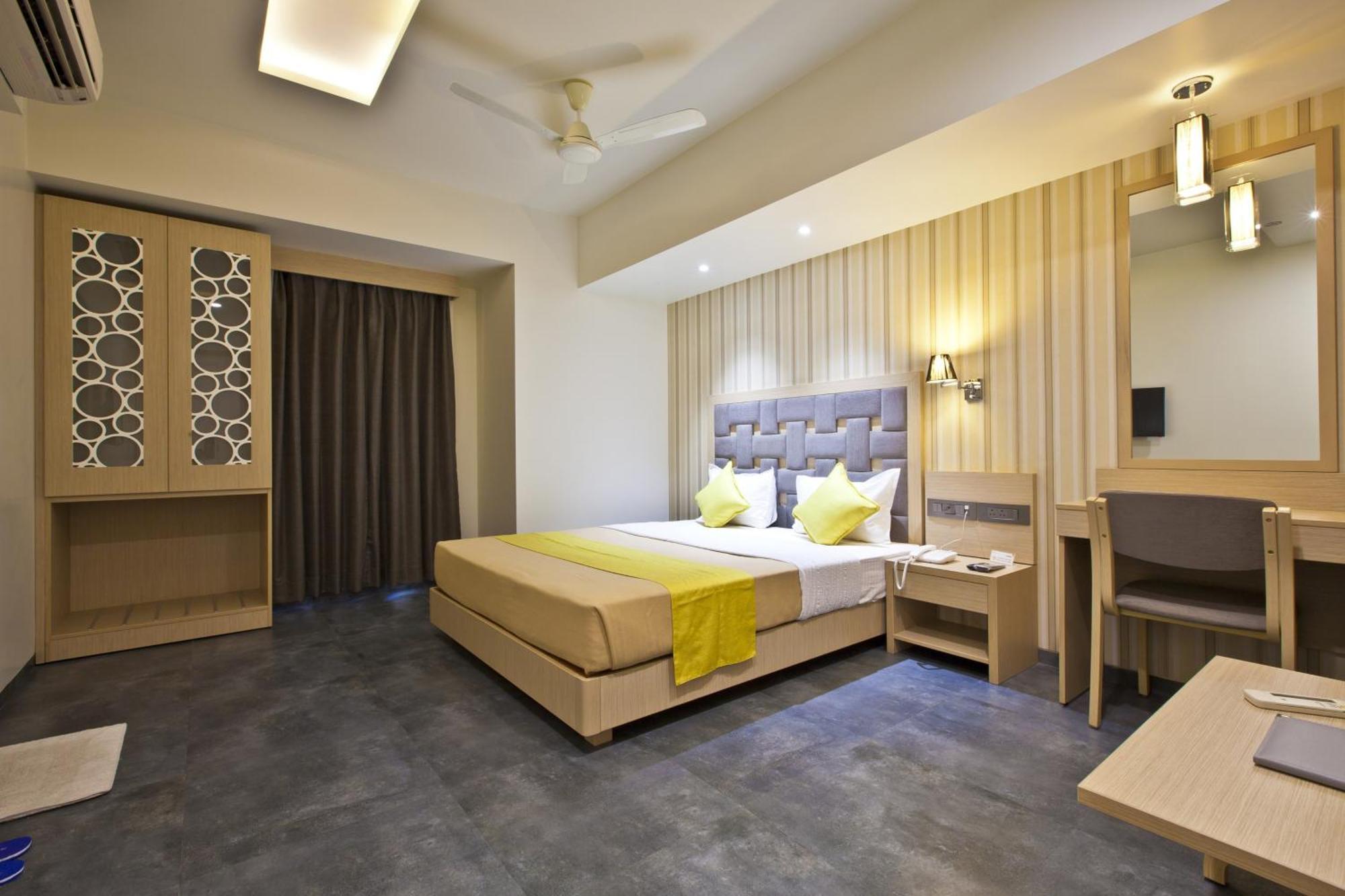 Hotel Sifat International Surat Bagian luar foto