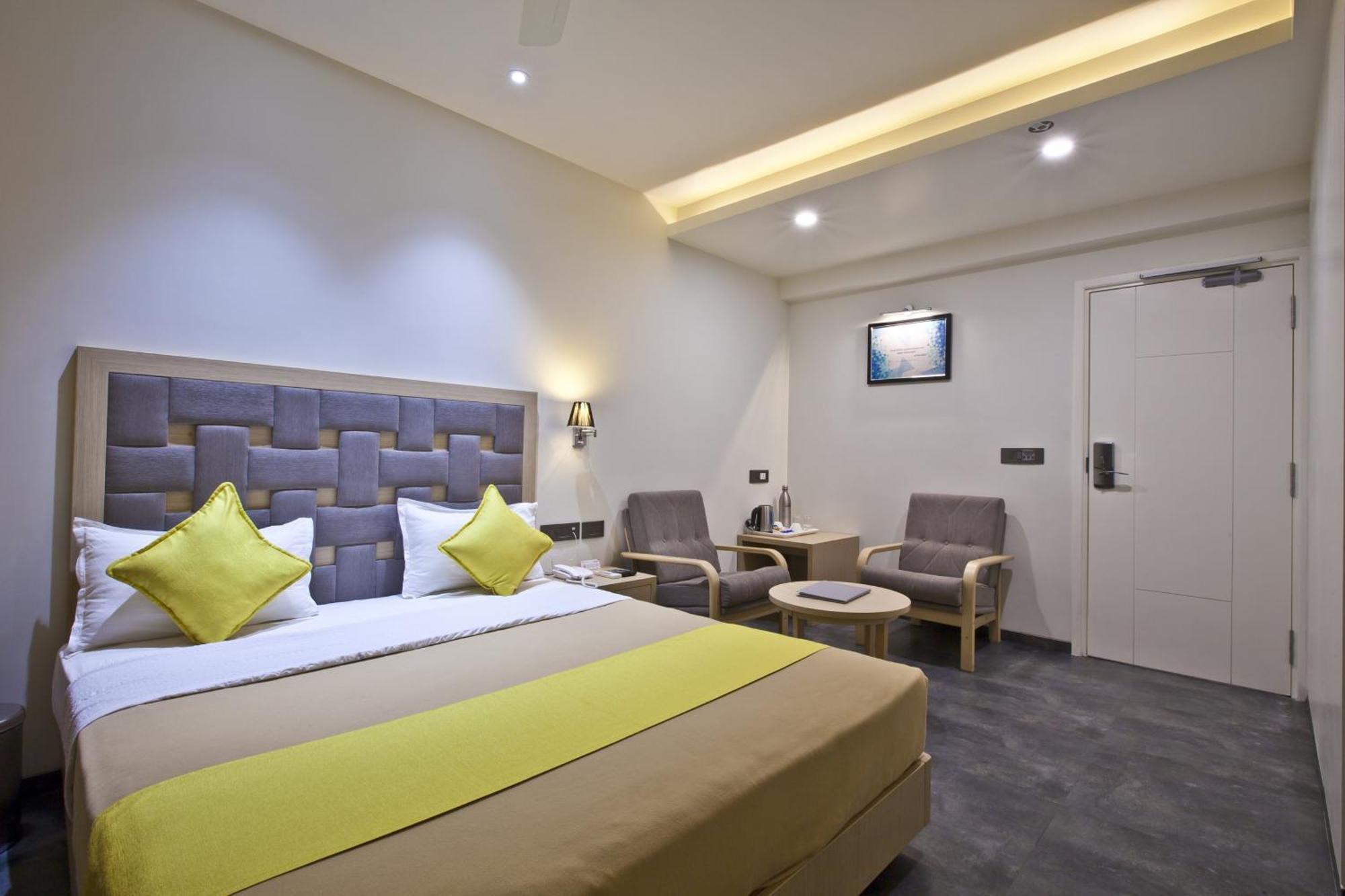 Hotel Sifat International Surat Bagian luar foto
