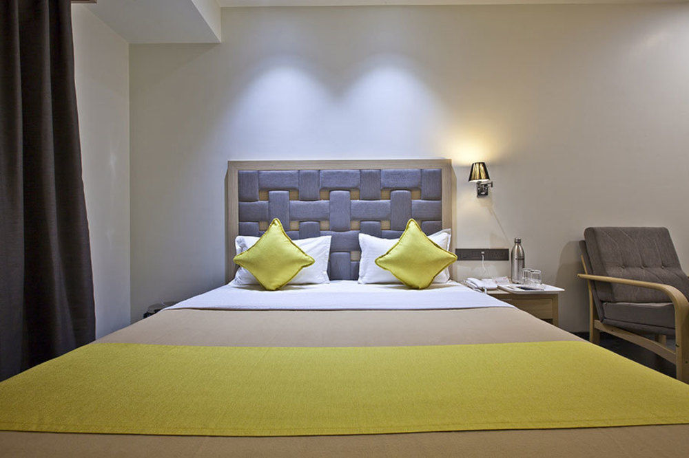 Hotel Sifat International Surat Bagian luar foto